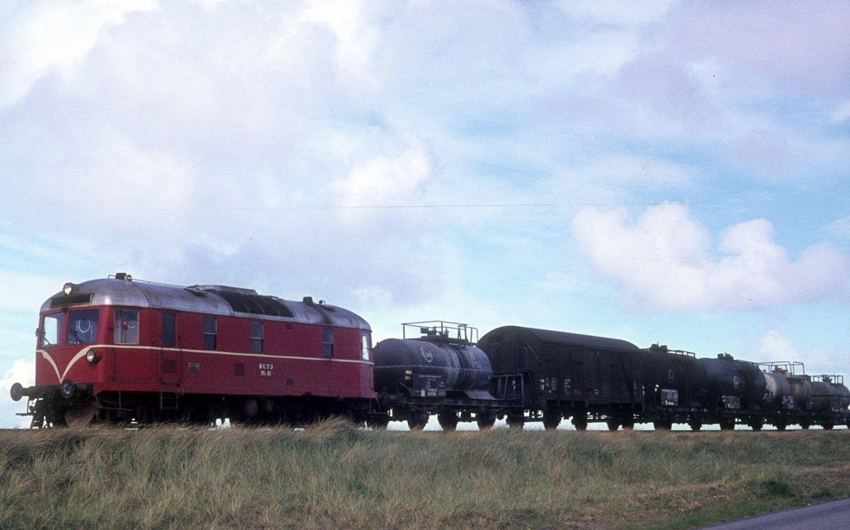 VLTJ (Vemb-Lemvig-Thyborøn-Jernbane, Lemvigbanen) Diesellok M12 (Frichs 1952) mit Güterwagen Rønland am 27. August 1974.