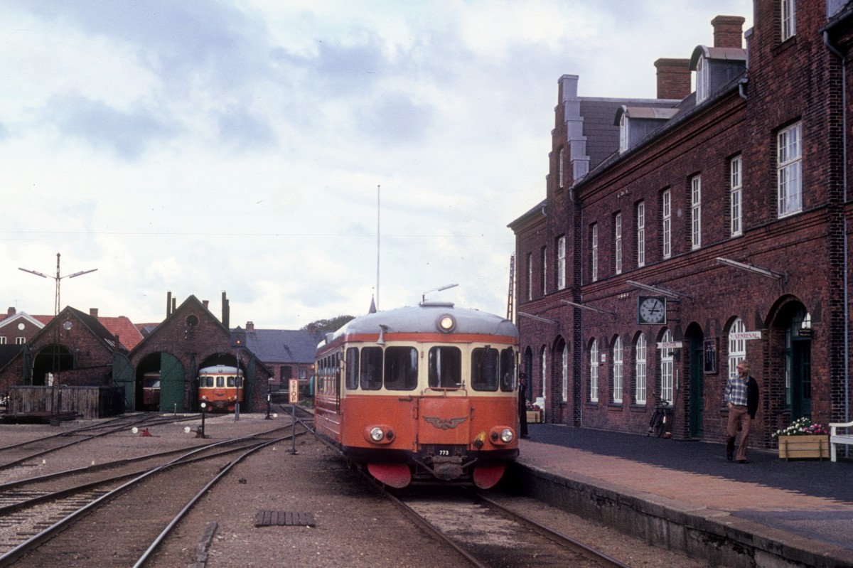 VLTJ (Vemb-Lemvig-Thyborøn-Jernbane) Schienenbus (YBM 13, ex-SJ Y6 773, Hägglund Schweden 1953) Bahnhof Lemvig am 27. August 1974.