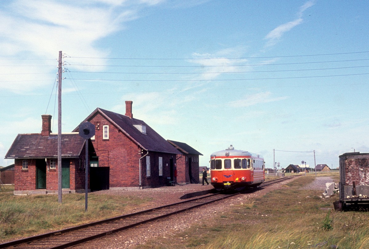 VLTJ, Vemb-Lemvig-Thyborøn-Jernbane: Schienenbus YMB 15 Bahnhof Vrist am 27. August 1974.
