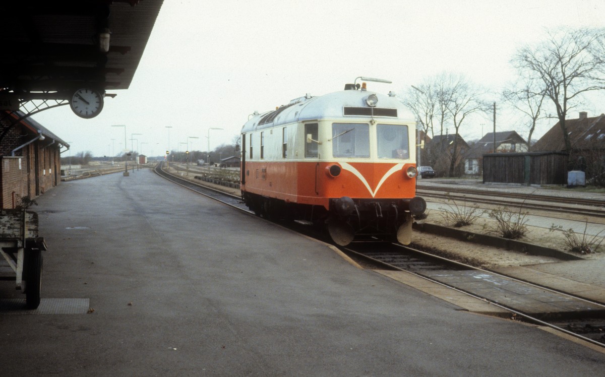 VLTJ (Vemb-Lemvig.Thyborøn-Jernbane) Diesellok ML 12 (Frichs, Aarhus 1952) Bahnhof Vemb am 21. November 1981.