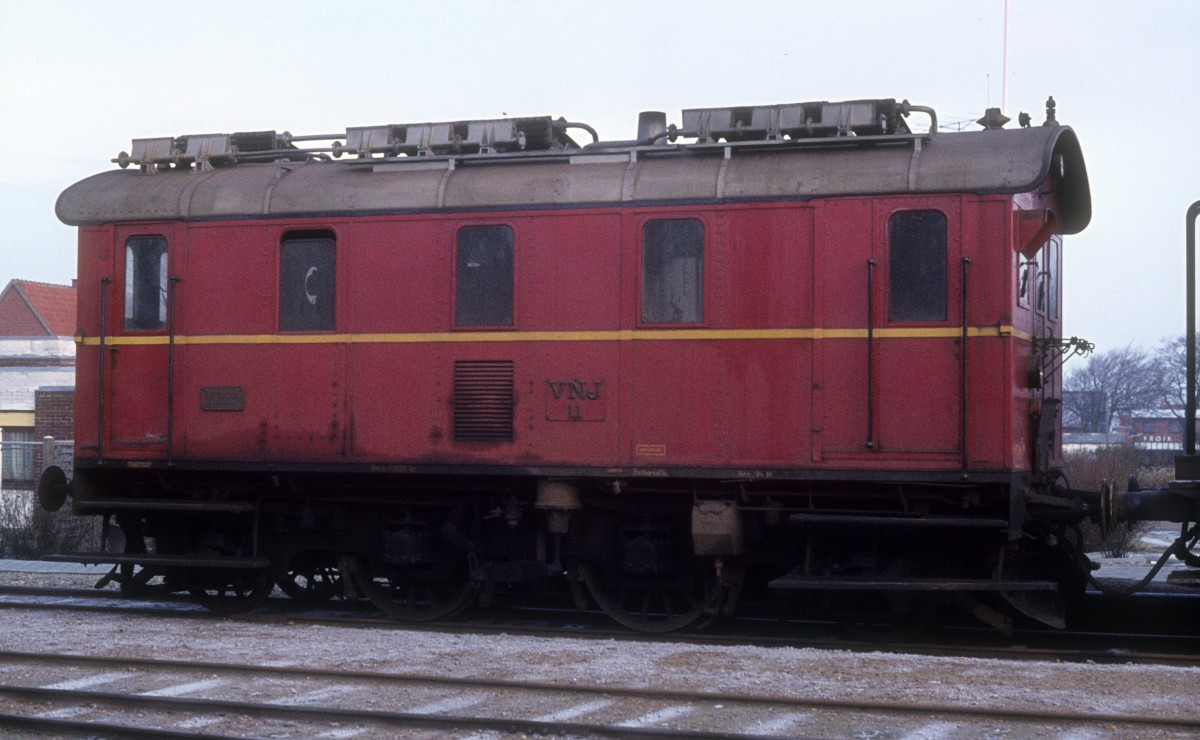 VNJ (Varde-Nørre Nebel-Jernbane): Diesellok M 11 (Frichs 1932) Nørre Nebel am 24. November 1975.