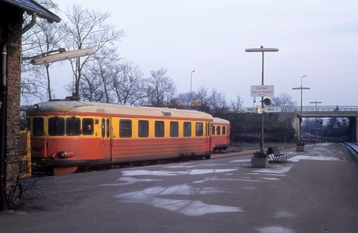 VNJ (Varde-Nørre Nebel-Jernbane): Schienenbusse (ex-SJ) Bahnhof Varde am 24. November 1975.