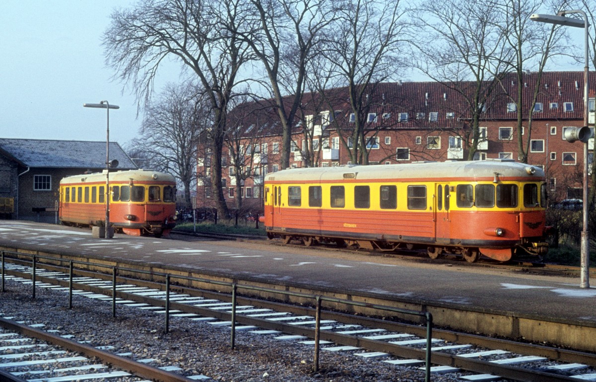 VNJ (Varde-Nørre Nebel-Jernbane) Schienenbusse (ex-SJ) Bahnhof Varde am 24. November 1975.