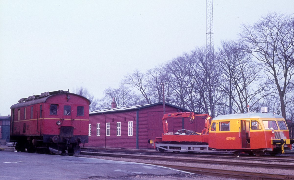 VNJ (Varde-Nørre Nebel Jernbane, Vestbanen) Diesellok (Frichs) / Oberbaumotorwagen (MT, umgebauter Scandia-Schienenbustriebwagen) Bf Varde Vest am 24. November 1975.