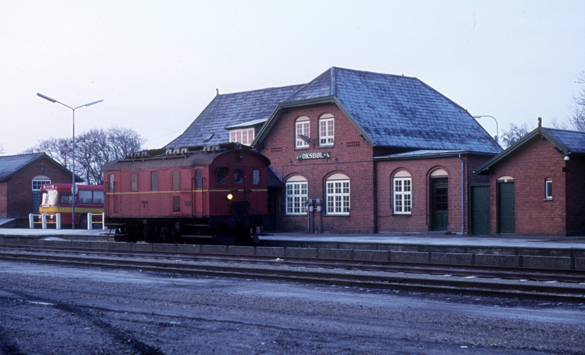 VNJ (Varde-Nørre Nebel Jernbane, Vestbanen): Frichs-Diesellok in Oksbøl am 24. November 1975.