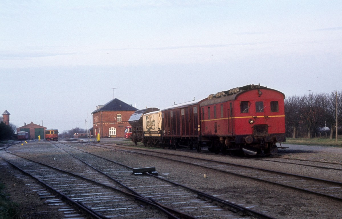 VNJ (Varde-Nørre Nebel Jernbane, Vestbanen) Diesellok VNJ 11 mit Güterwagen Nørre Nebel am 24. November 1975.