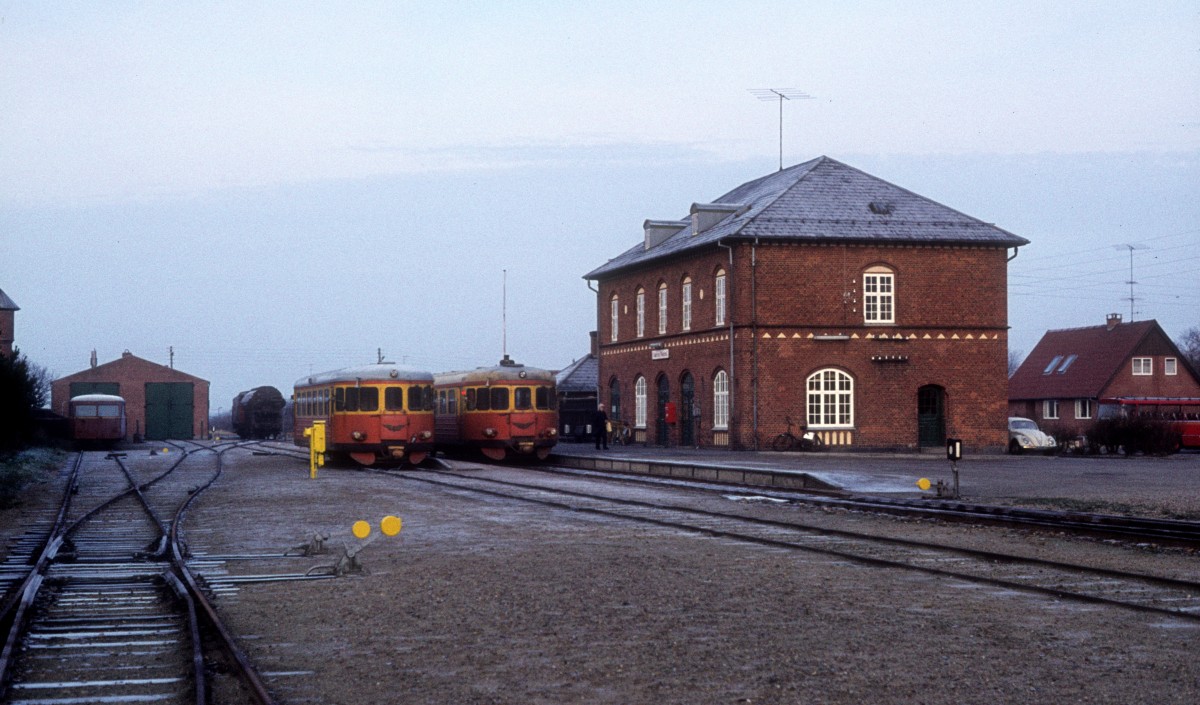 VNJ (Varde-Nørre Nebel Jernbane, Vestbanen): Ehemalige schwedische Schienenbusse Bahnhof Nørre Nebel am 24. November 1975.