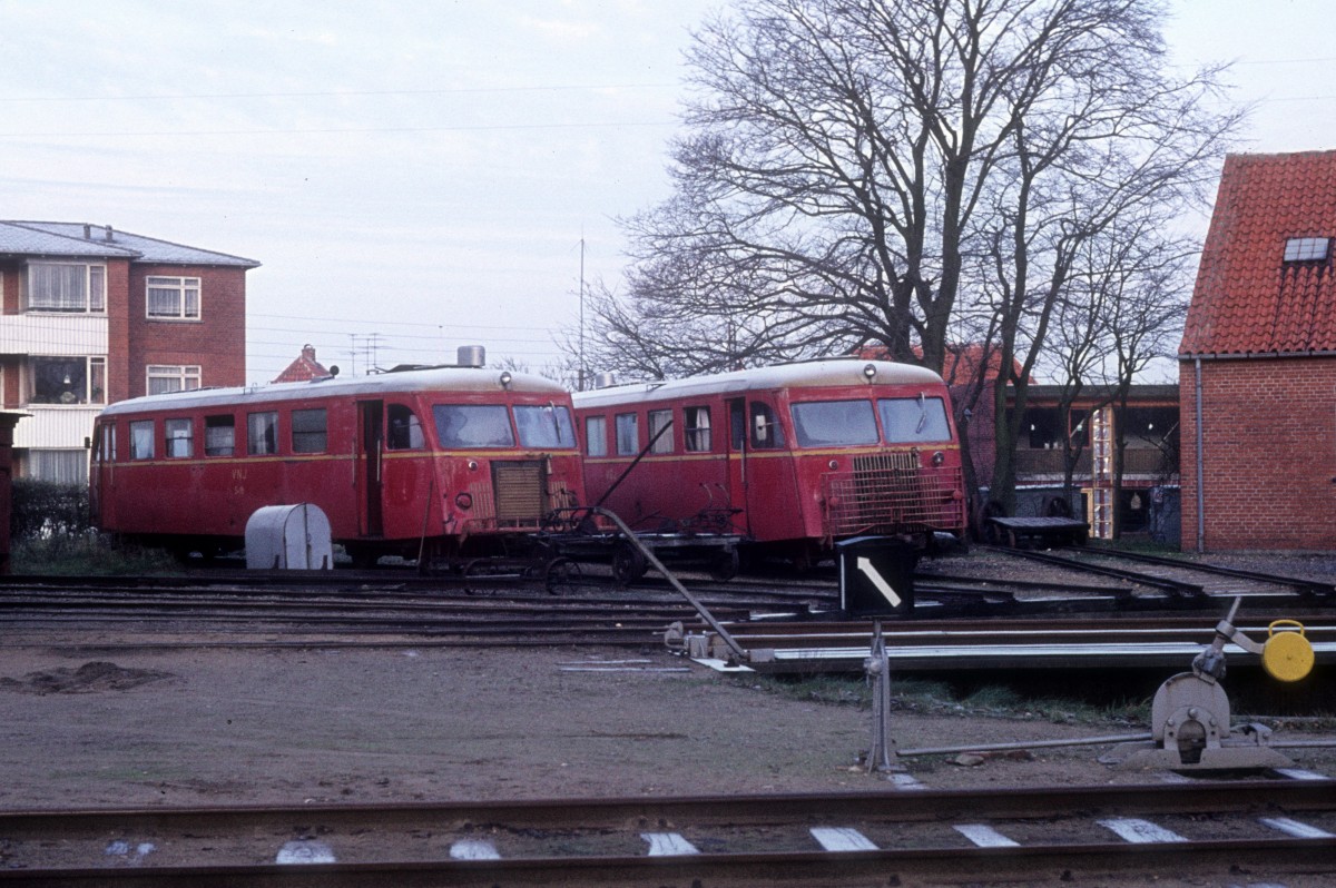 VNJ (Varde-Nørre Nebel Jernbane, Vestbanen): Zwei ausgemusterte Scandia-Schienenbustriebwagen (Sm) halten am 24. November 1975 in Varde. 