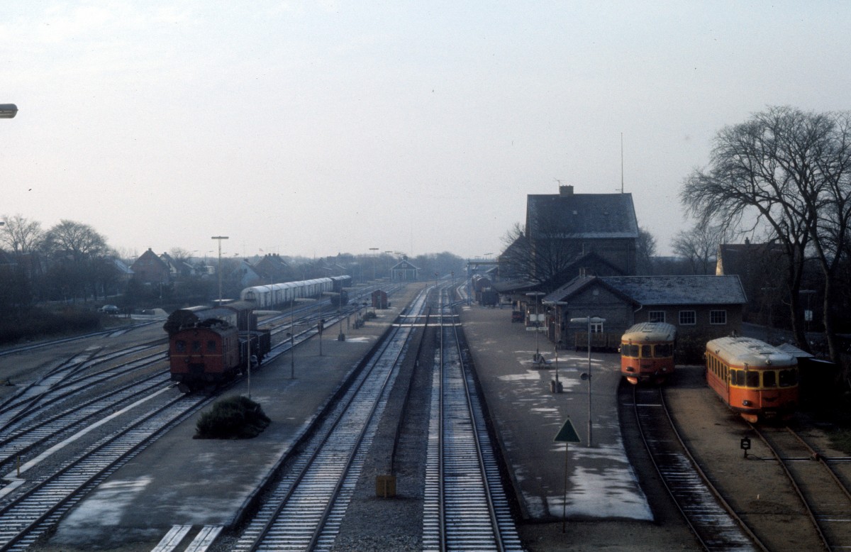 VNJ (Varde-Nørre Nebel-Jernbane, Vestbanen): Ein Güterzug und zwei Schienenbusse befinden sich am 24. November 1975 im Bahnhof Varde. 