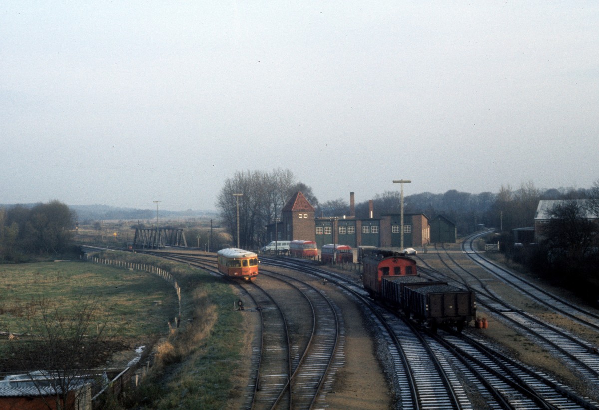 VNJ (Varde-Nørre Nebel-Jernbane, Vestbanen): Ein Güterzug verlässt am 24. November 1975 den Bahnhof Varde in Richtung Nørre Nebel.