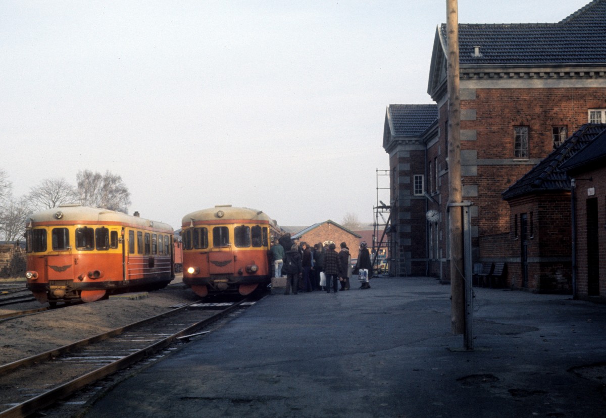 VNJ (Varde-Nørre Nebel Jernbane): Zwei Triebwagen (MB; Hägglund 1953) treffen sich am 24. November 1975 im Bahnhof Varde Vest.