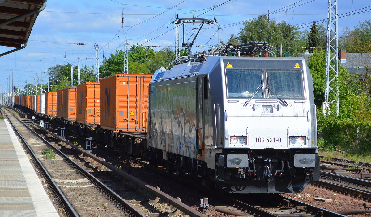Völlig überraschend und Erstsichtung vor Ort für mich, die laut meiner Information für Crossrail AG möglicherweise Crossrail Benelux N.V aktive Rpool  186 531-0   [NVR-Nummer: 91 80 6186 531-0 D-Rpool] mit einem typischen Containerzug aus Polen am 14.05.19 Berlin-Hirschgarten.