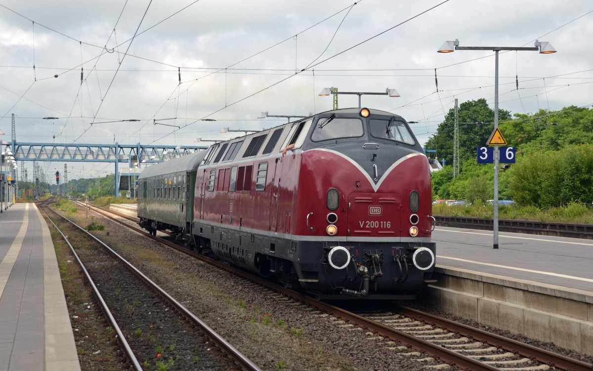 Völlig überraschend fuhr am 30.06.14 V 200 116 mit einem Halbgepäckwagen durch Buchholz(Nordheide) Richtung Hamburg.