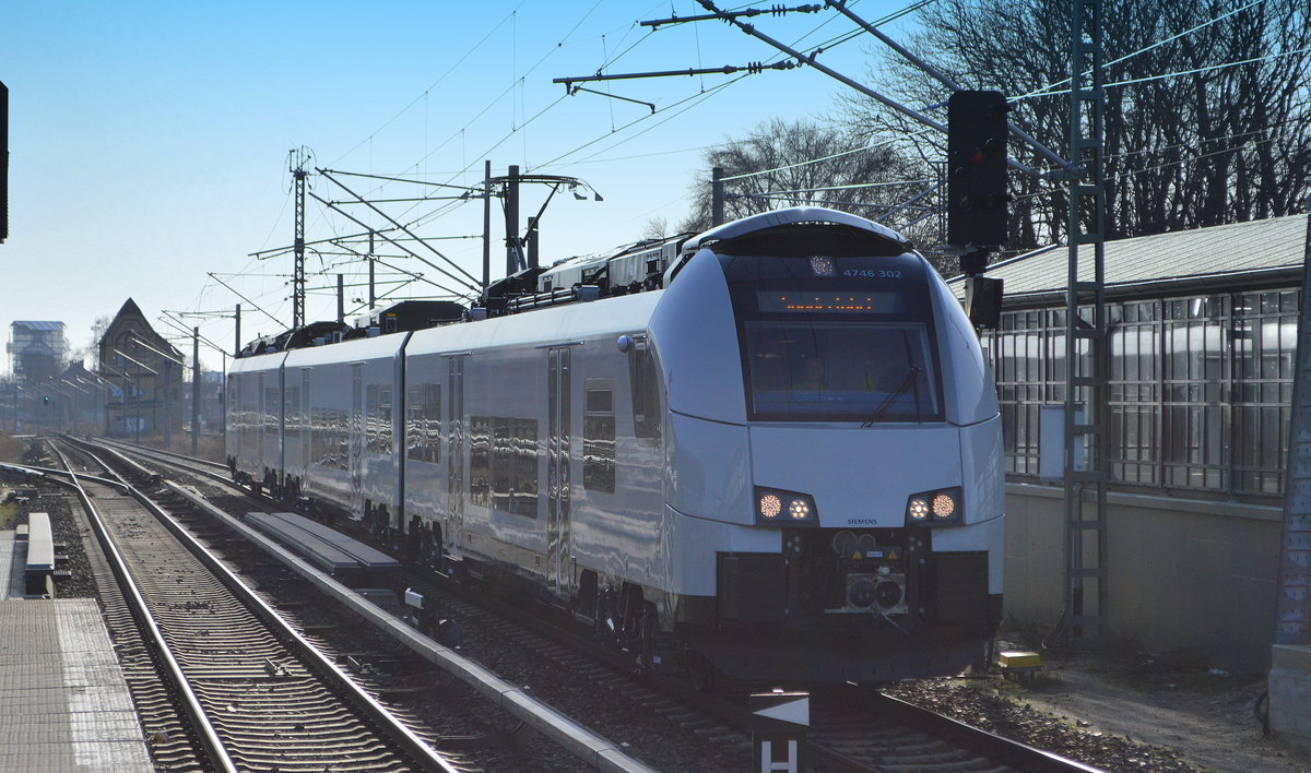 Völlig überraschend fuhr während ich auf die S-Bahn nach Schönefeld wartete in Berlin Schöneweide dieser noch einheitsgraue Siemens Desiro ML an mir vorbei mit der Nr. 4746 302/ 4746 802. Erst nach Recherche war mir klar das dieser Zug wohl selbsttätig direkt vom Werk in Österreich Richtung Norden unterwegs war um die ODEG Flotte zu verstärken, da wohl die Auslieferung im Moment ohne Verzögerungen stattfindet, 13.02.20 