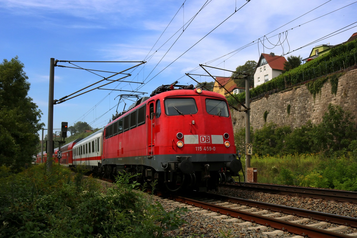 Völlig überraschend kam 115 459-0 mit IC- und Doppelstockwagen als PbZ vorbei. Hier wurde er bei Burgwerben auf der Bahnstrecke Halle–Bebra (KBS 580) in Richtung Großkorbetha gesichtet. [8.8.2017 - 12:16 Uhr]