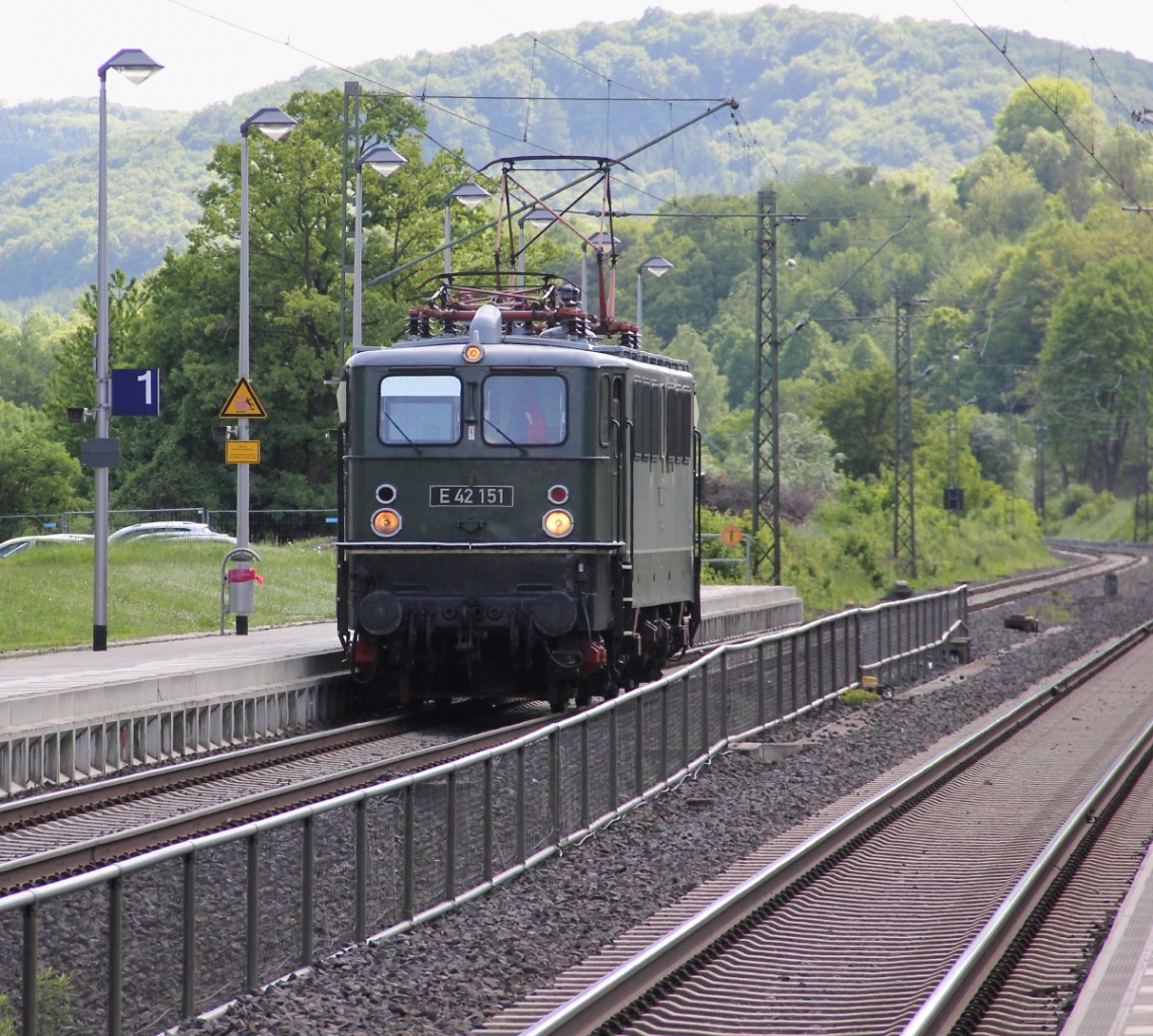 Vllig berraschend kam am 28.05.2013 die E42 151 als Tfzf in Richtung Norden durch Wehretal-Reichensachsen.