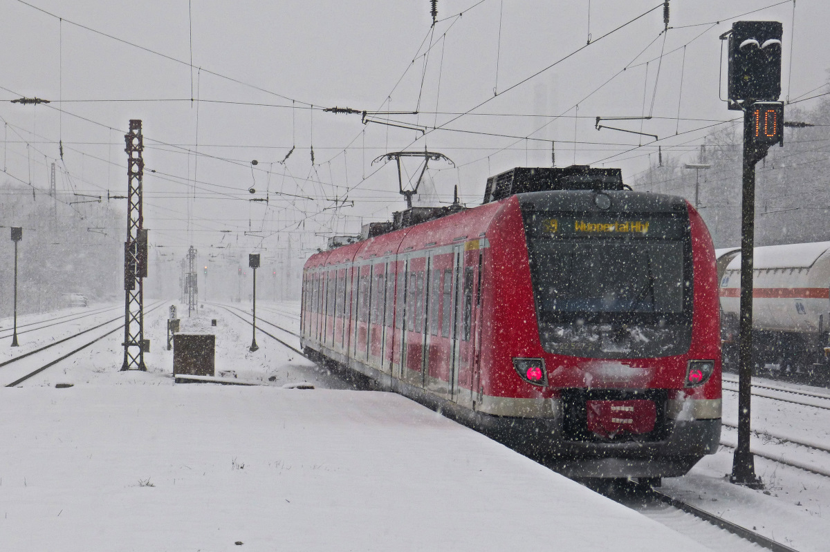 Völlig verschneiter Rückblick auf die ausfahrende S-Bahn nach Wuppertal im Bahnhof Gladbeck am 24.01.2015