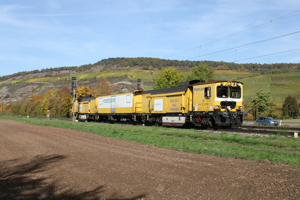 voestalpine RGH 20 C RAIL GRINDER (99 80 9427 017-5 D-VATSG) auf der Fahrt Richtung Würzburg, am 17.10.2022 in Thüngersheim.