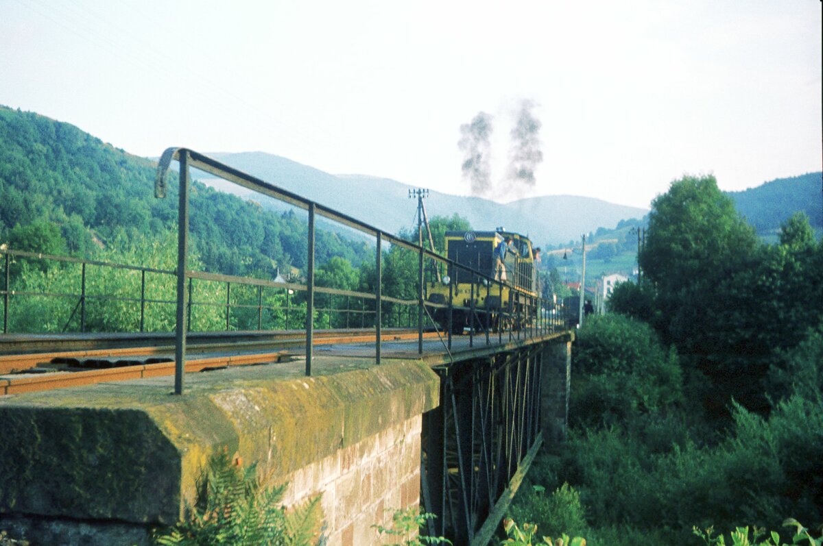 Vogesen_07-1974_Bhf. Metzeral Brücke Diesellok
