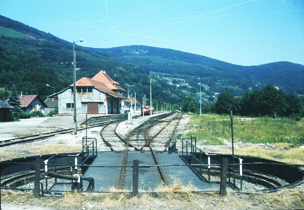 Vogesen_07-1974_Bhf. Metzeral Drehscheibe_Blick Ri. Mühlbach, Sattelkopf