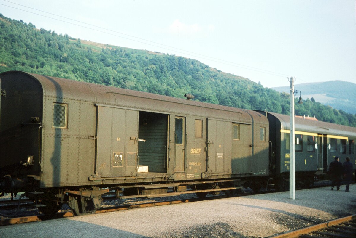 Vogesen_07-1974_Bhf. Metzeral  SNCF Packwagen