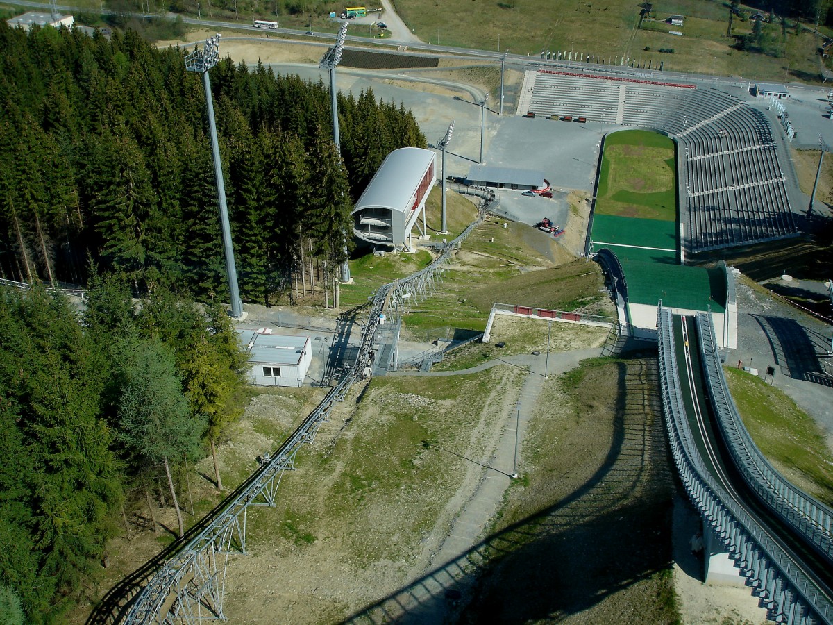 Vogtlandarena, Blick von oben auf die Schanze und die Standseilbahn links, die Rckfahrt ins Tal erfolgt ber eine ca.500m lange Strecke durch den angrenzenden Wald, April 2007