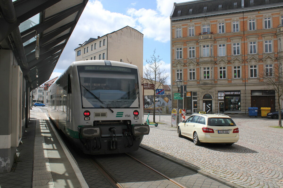 Vogtlandbahn DLB VT 565 (95 80 0650 565-4 D-DLB) als VBG 81363 nach Falkenstein (Vogtl), am 03.04.2023 in Zwickau Zentrum.