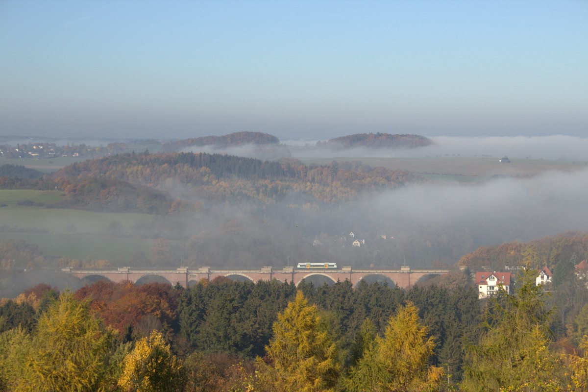Vogtlandbahn mit einem VT Triebwagen von Stadler auf der Elstertalbrücke die gerade erst vom Nebel  befreit  wurde. Aufgenommen am 31.10.2015 nahe Jocketa/Pöhl. 
