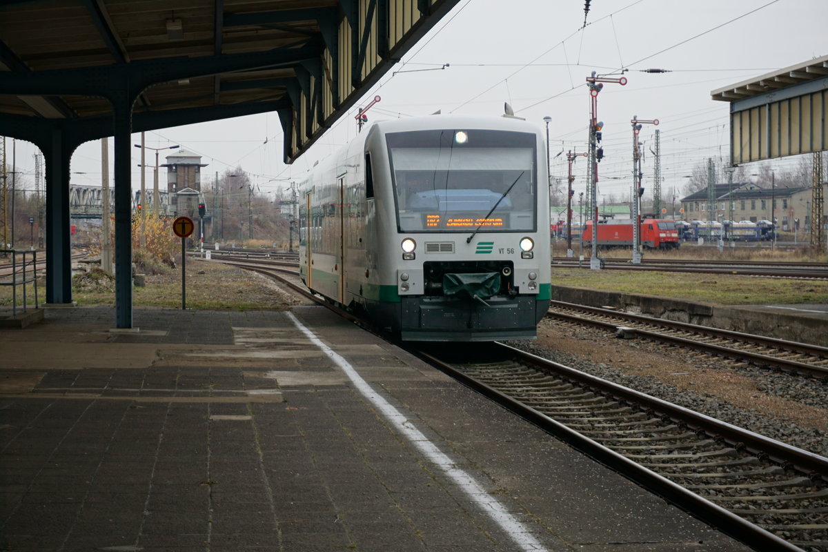 Vogtlandbahn VT 56 fährt am 30.11.2018 in den Zwickauer Hauptbahnhof ein.