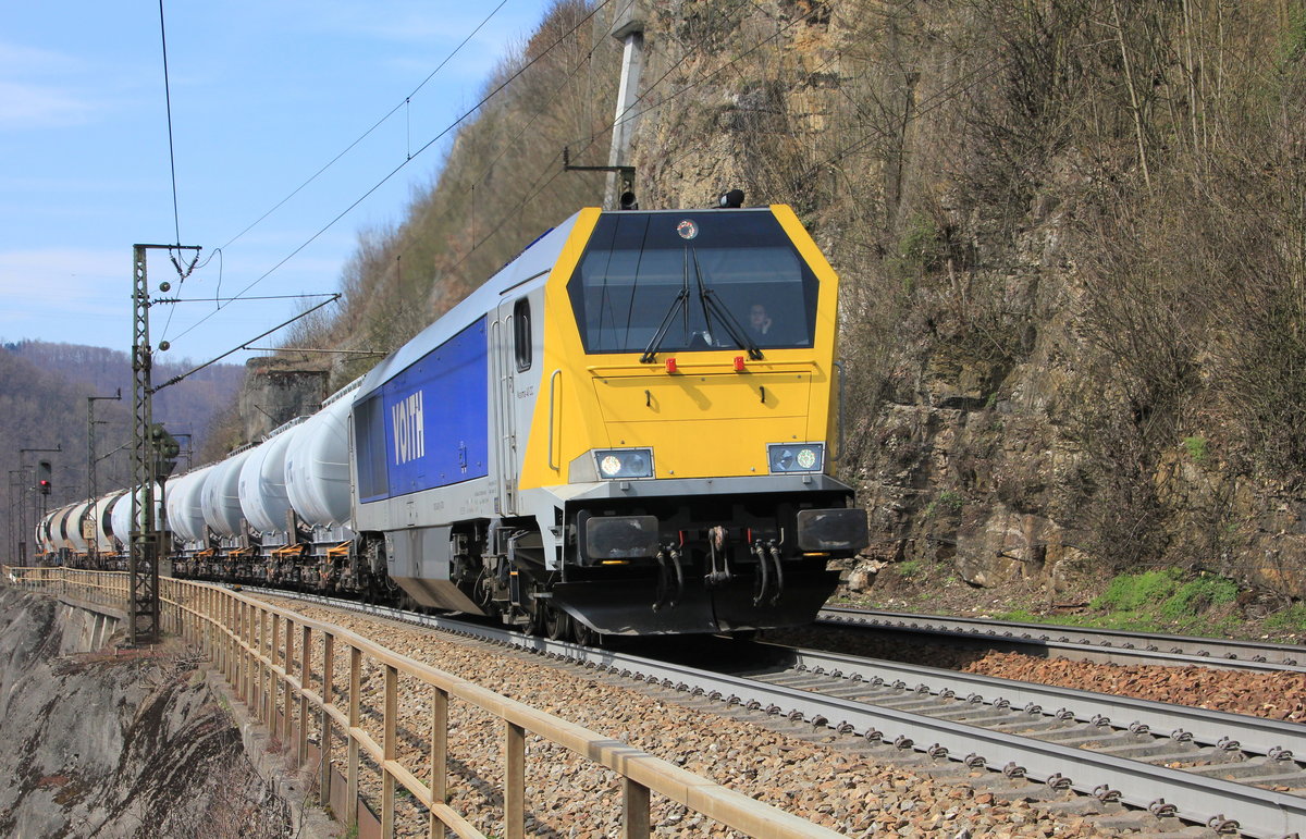 Voith Maxima 40 CC mit Kessel- und Staubgutwagen am 07.04.2015 an der Geislinger Steige in Richtung Ulm fahrend. 