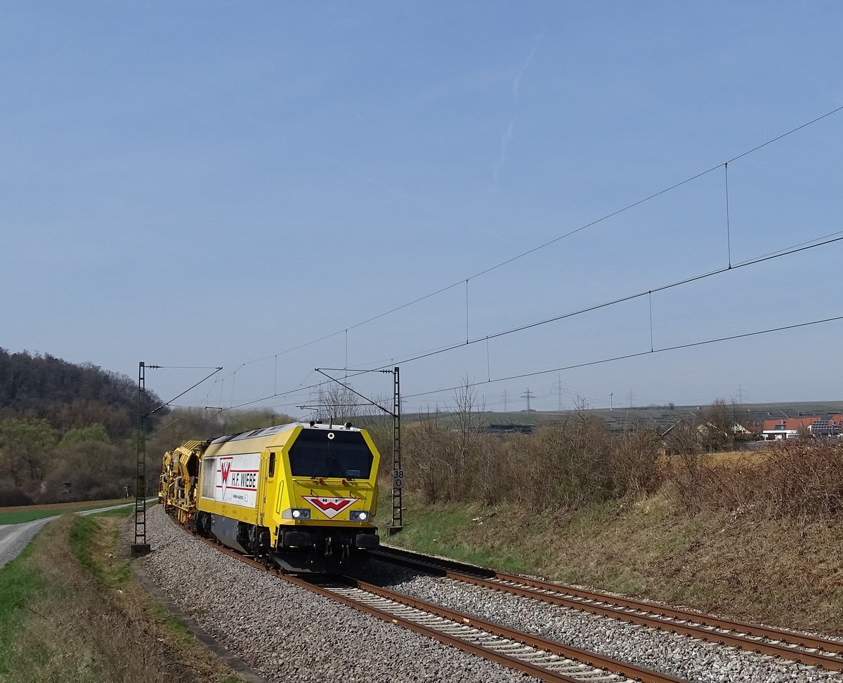 Voith Maxima 40CC der Gleisbaufirma H.F.Wiebe. Aufnahme an der Frankenbahn zwischen Lauffen am Neckar und Kirchheimer Tunnel am 25.3.2017.
