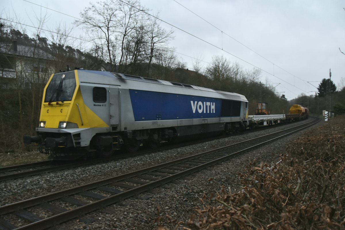 Voith Maxima mit einem Zug eines Tierfutterherstellers aus Miltenberg bei der Durchfahrt in Neckargerach am 29.2.2020 gen Heidelberg.