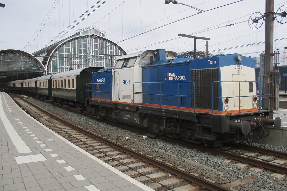 Volker Rail 203-1 schleppt ein Überbringungszug mit fünf VSM-Wagen durch Amsterdam Centraal am 9 Juli 2018. Dieser Leistung war der Konsequenz von das 50 jahresjubiläum der SHM in Hoorn (nördlich von Amsterdam), wo bei u.A. die VSM teilnam. 