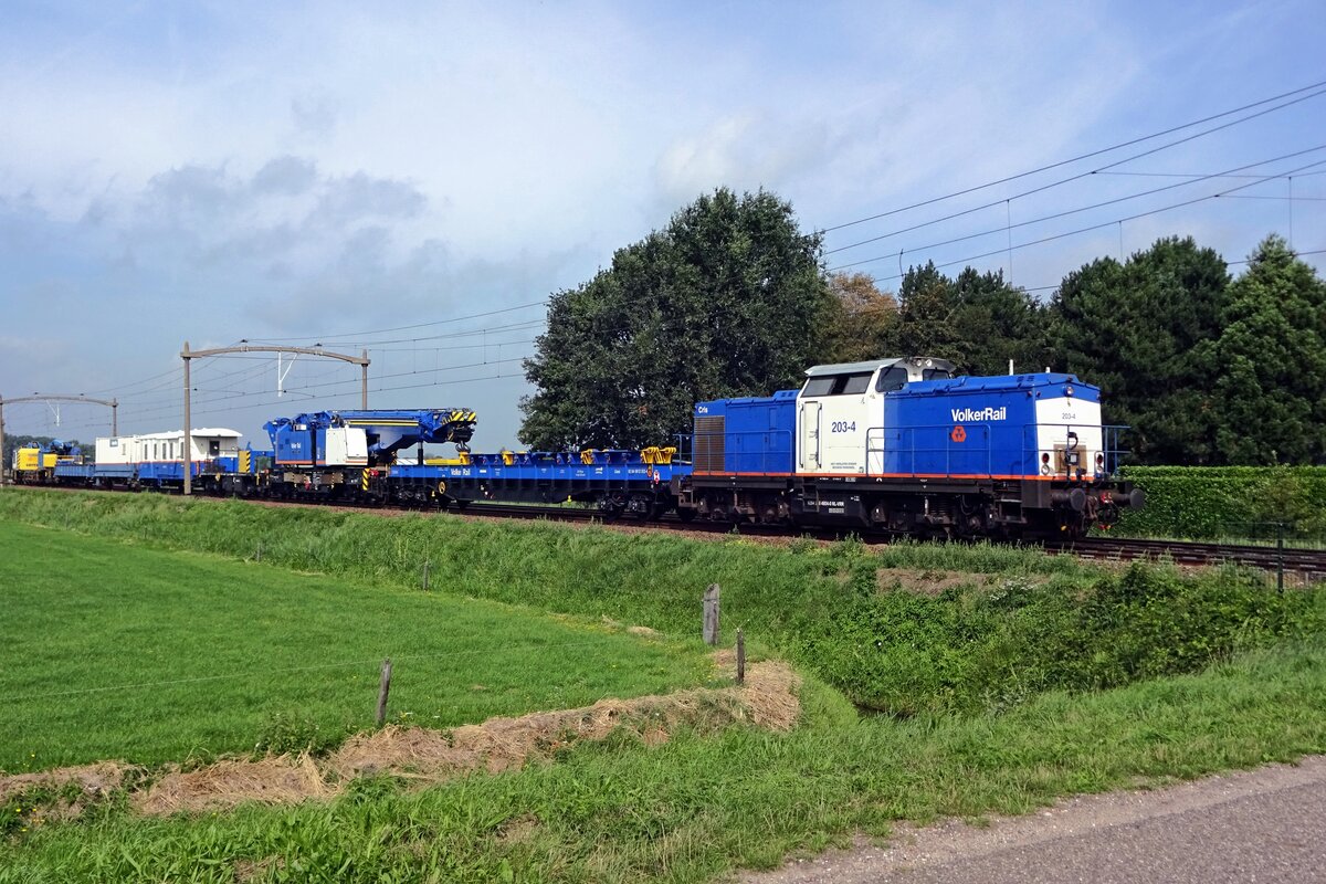 Volker rail 203-4 durchfahrt am 16 Augustus 2019 mit ein Gleisbauzug Hulten.