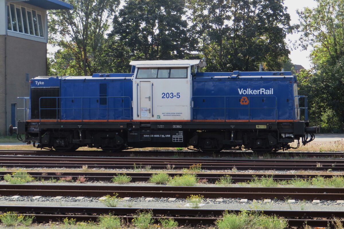 Volker Rail 203-5 geniesst am 15.September 2020 die Sonnenschein in Hengelo.