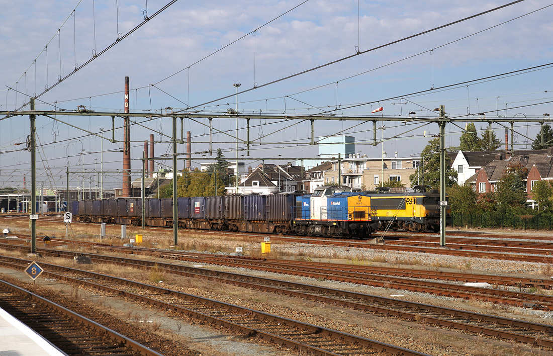 VolkerRail 203-2 mit einem Müllzug. // Bahnhof Maastricht // 3. Oktober 2013