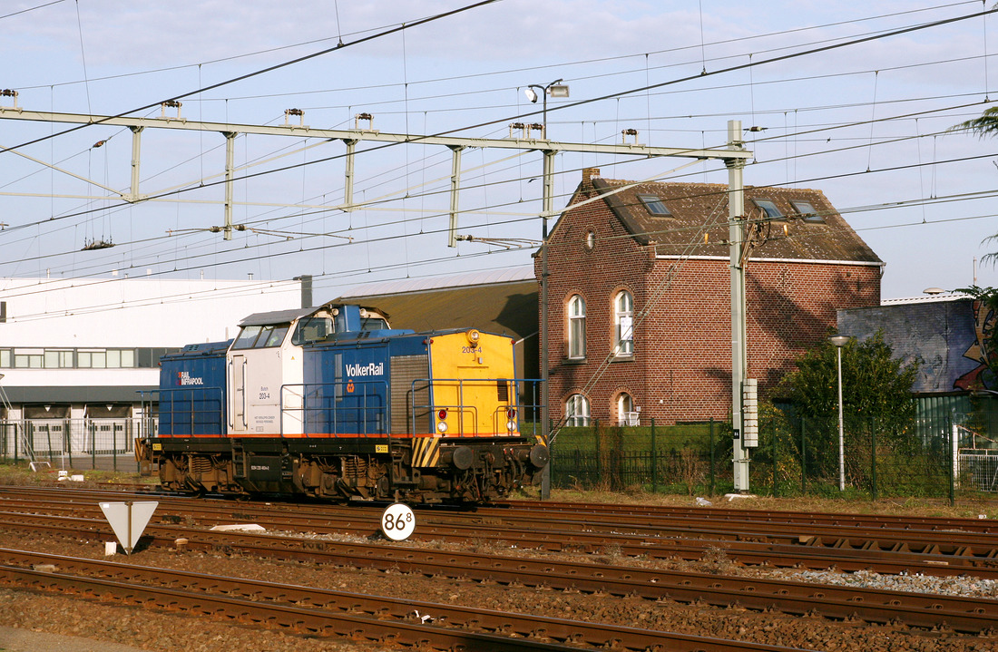 VolkerRail B.V. 203-4 wurde am 22. Oktober 2012 im Bahnhof Roermond fotografiert.