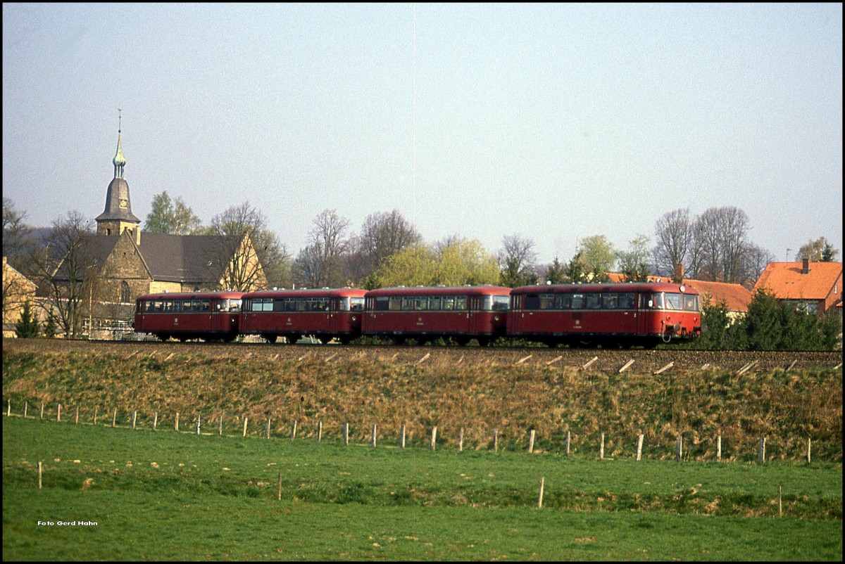 Voll besetzt war dieser Sonderzug auf dem alten  Haller Willem  am 7.4.1990. Damals gab es keinen regelmäßigen Personenzugverkehr zwischen Halle Westf. und Osnabrück mehr. Insofern war die Sonderfahrt der Eisenbahnfreunde Seelze eine Besonderheit, die ich hier um 10.03 Uhr am Ortsrand von Kloster Oesede ablichtete.
Zugfahrzeug war übrigens 796901.