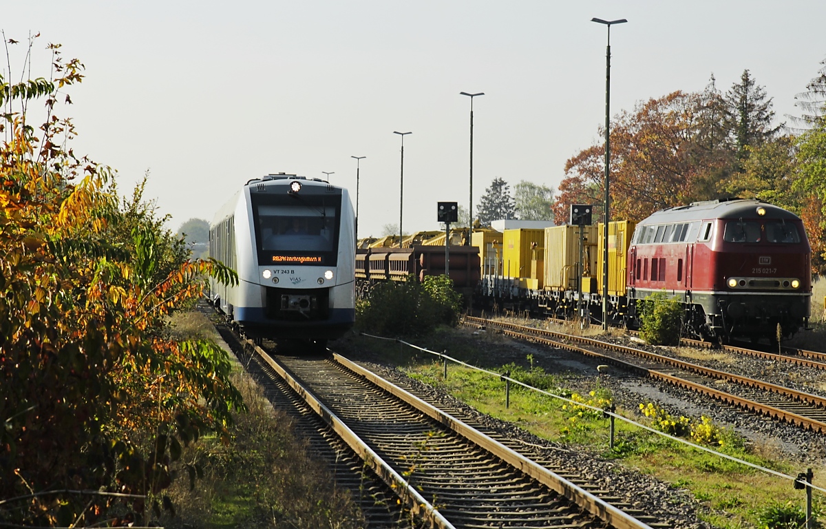 Vollbelegte Gleise im Bahnhof Mönchengladbach-Rheindahlen am 17.10.2018: Links fährt VT 243 der VIAS auf dem Weg von Wegberg nach Mönchengladbach Hbf. am Hausbahnsteig ein, in der Mitte das Zugende des von 215 025-8 der EfW beförderten Leerzuges, rechts EfW 215 021-7 mit einem Bauzug.