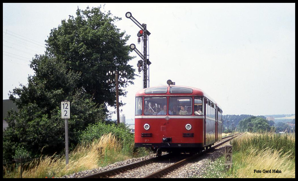 Vollbesetzt war am 27.6.1993 um 15.20 Uhr der 795240 mit Beiwagen bei Steinsfurt nach Eppesheim unterwegs.