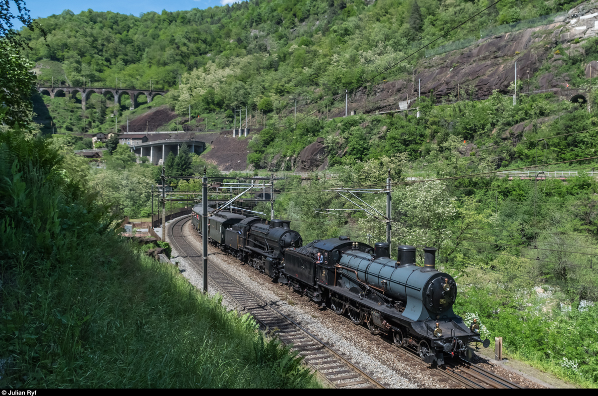 Volldampf auf der Gotthard-Bergstrecke: SBB Historic A 3/5 705 und C 5/6 2978 rollen am 21. Mai 2016 in der Biaschina talwärts. Am Zugende bremst Re 4/4 II 11161. Die Loks wurden für den Festanlass zur Eröffnung des Gotthard-Basistunnels nach Biasca überführt, wo sie ausgestellt werden sollen.