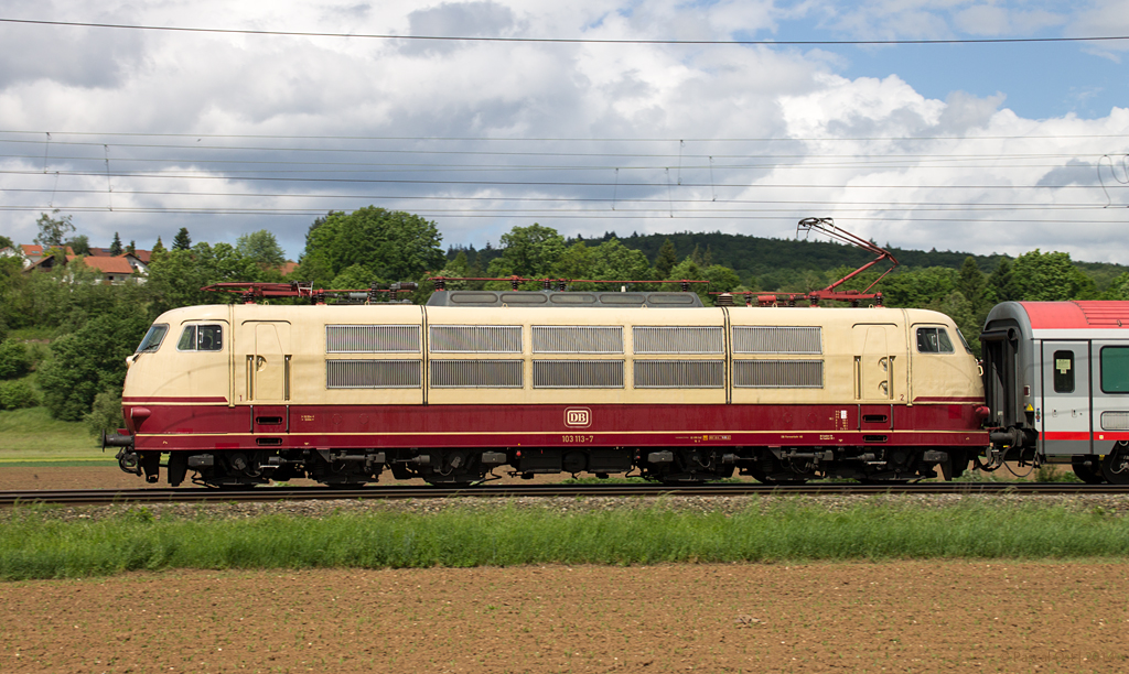 Volle Breitseite: 103 113-7 am 11. Mai 2014 mit IC 118 auf der Filsbahn bei Ebersbach. Aufmerksam ist der Blick des Lokführers auf die Strecke gerichtet...