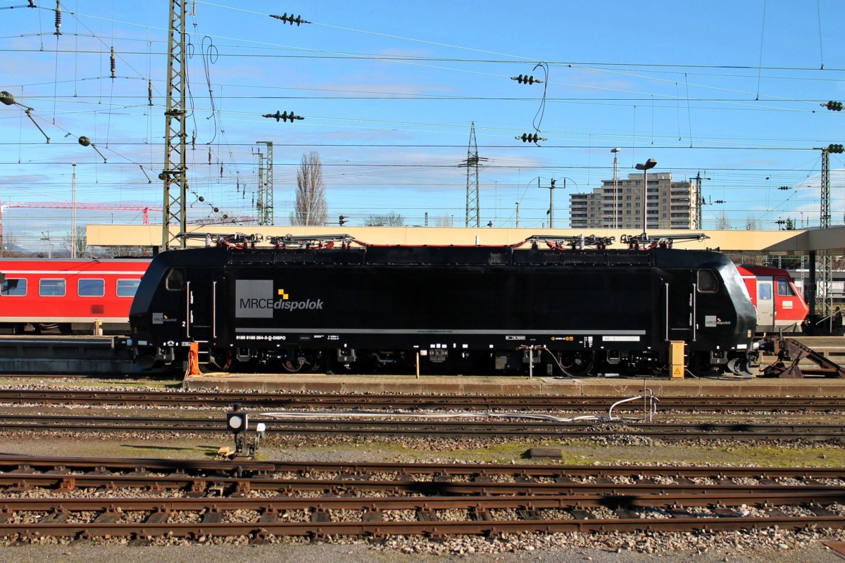 Volle Breitseite, als am 07.01.2014 die MRCE 185 554-3 auf einem Abstellgleis in Basel Bad Bf stand. Sie kam aus der Hauptuntersuchung in Bellinzona und wurde später dann wieder zu ihrem Mieter, der Firma NIAG, überführt.