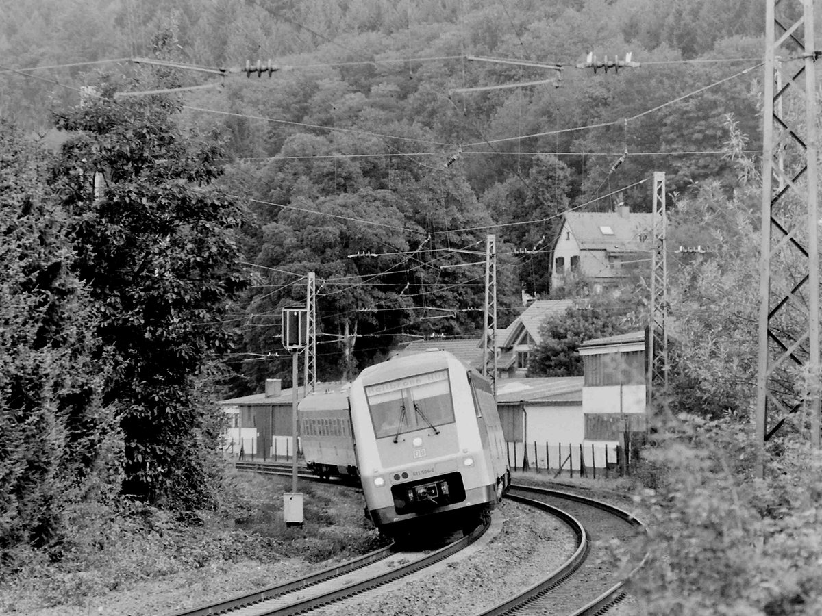 Vollekanne in den Bogen legt sich hier in Zwingenberg der 611 504-2 am 6. September 1997. Wieder einmal hat mir mein lieber Bekannter Rudolf Pavel einige seiner S/W Schätze zukommen lassen, dieses ist eines. Interessant ist die Vielfalt an Fahrzeugen
die einst auf den Odenwaldbahn und der Neckartalbahn unterwegs waren.