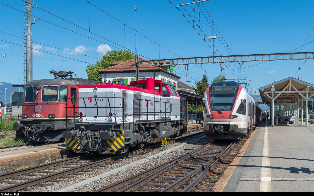 Voller Bahnhof in Chavornay am 13. April 2017. Re 4/4 II 11280 wartet auf ihren nächsten Einsatz. TRAVYS Am 842 705 ist gerade aus Richtung Les Granges mit Schiebewandwagen eingetroffen und rangiert jetzt im Gleis 1 und RABe 524 026 steht als S5 Lausanne - Grandson zur Abfahrt bereit.