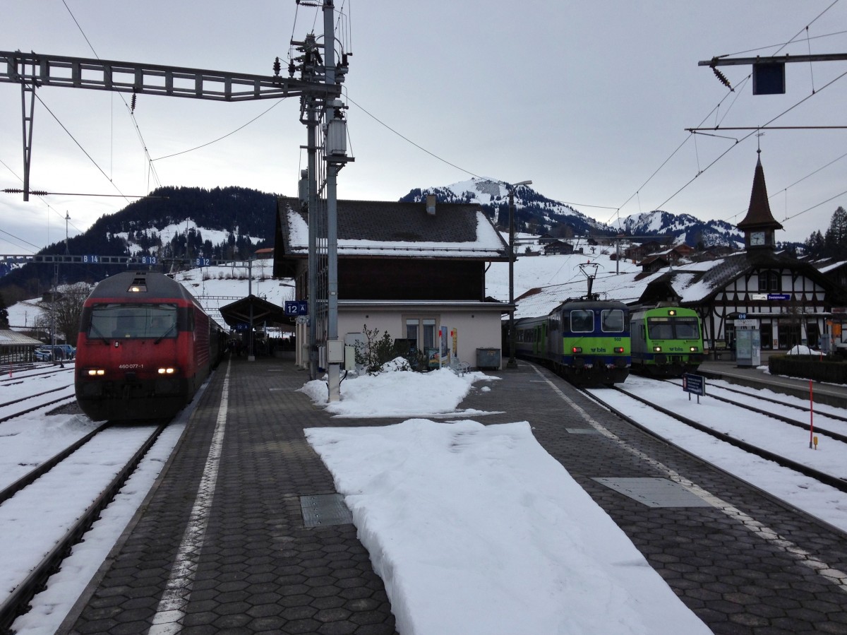 Voller Bahnhof in Zweisimmen; v. l. n. r.: SBB Re 460 077-1 mit einem EWIV Pendel als Juskila Extrazug; BLS Re 420 502-7 mit einem EWIII Pendel als Skiextrazug fr eine Schule, und BLS NPZ RBDe 565 729 als RE nach Spiez, 09.01.2015.
