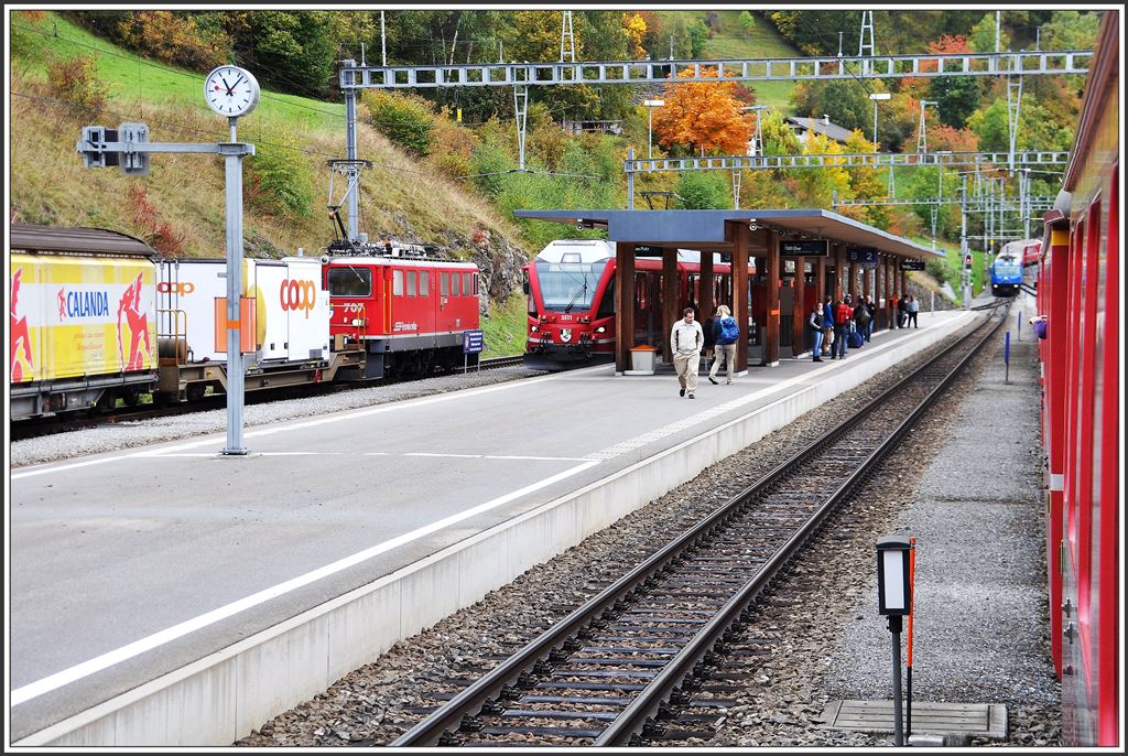Volles Haus in Filisur. Güterzug mit Ge 6/6 II 707  Scuol , R1820 nach Davos mit Allegra 3511, verspäteter RE 1132/GEX905 mit Ge 4/4 III 652  Vaz/Obervaz Lenzerheide-Valbella  und RE 1129 nach St.Moritz. (07.10.2015)