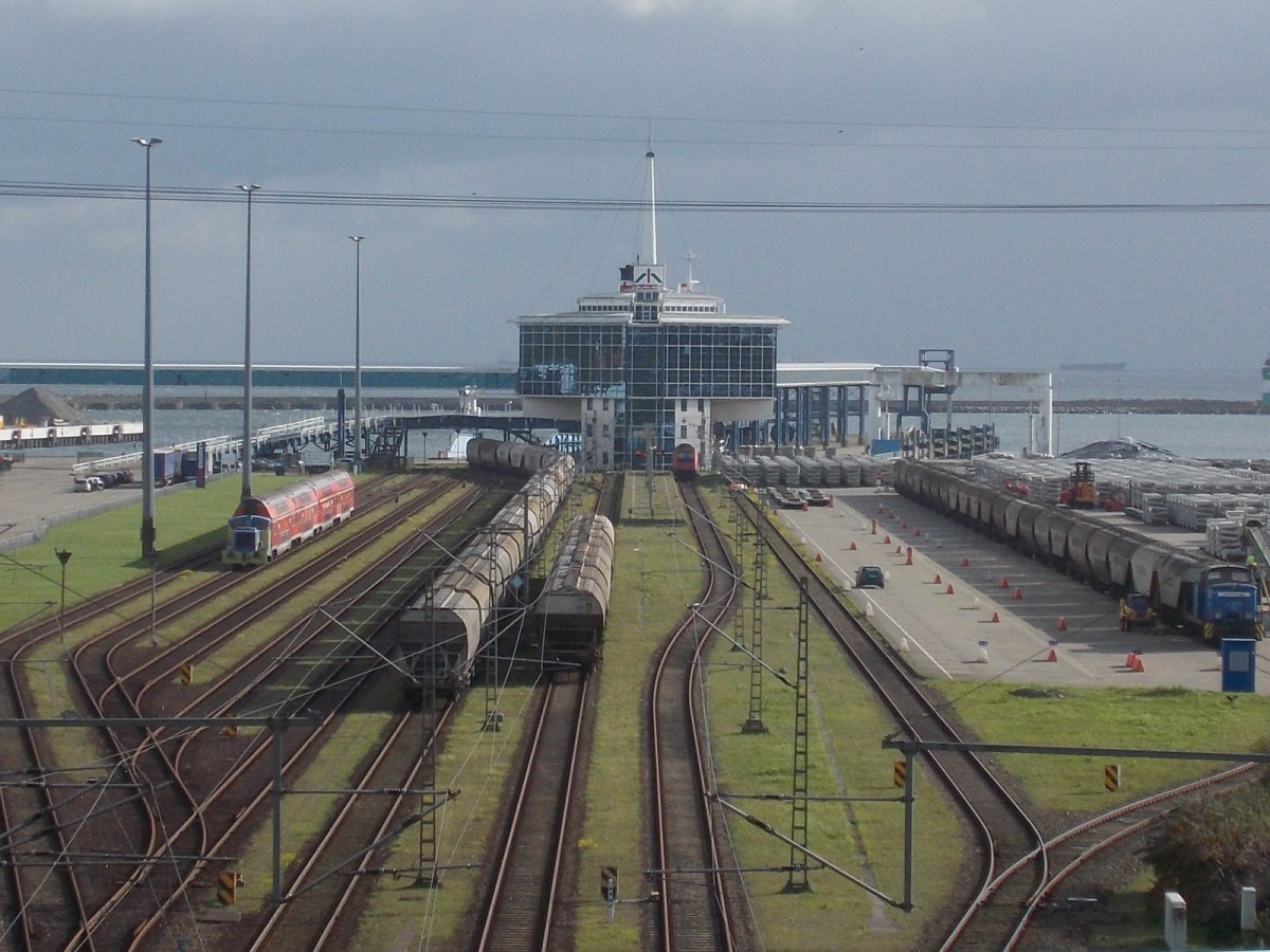 Volles Haus in Mukran am 20.Oktober 2014:links die TME Lok Nr.22 mit Dostos,mitte abgestellte Getreidewagen die nicht auf die Fähre verladen wurden obwohl die Fähre zum Zeitpunkt meiner Aufnahme da war und rechts die an Baltic Port Mukran vermietete V60.08.Aufnahme von der Straßenbrücke aus.