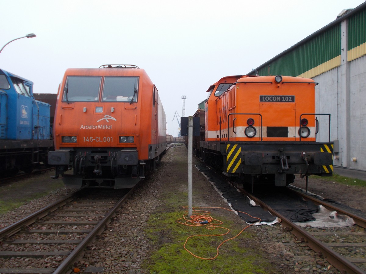 Volles Haus,am 08.Dezember 2015,im Stralsunder Nordhafen:links PRESS 346 001,mitte EKO Trans 145-CL001 und LOCON 102.Aufnahme durch das Hafentor.