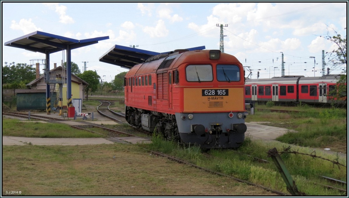 Vollgetankt macht sich die 628 165 auf den Weg in Richtung Güterabfertigung. Szenario vom 20.Mai 2014 am Bahnhof von Komarom (H).